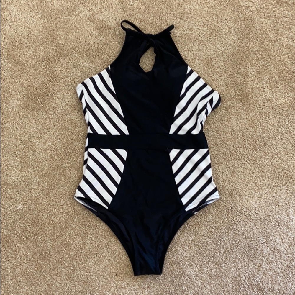 CUPSHE BLACK AND WHITE HALTER ONE PIECE SWIMSUIT